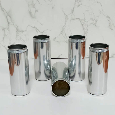 Jednorazowe kubki aluminiowe o pojemności 500 ml do napojów piwnych