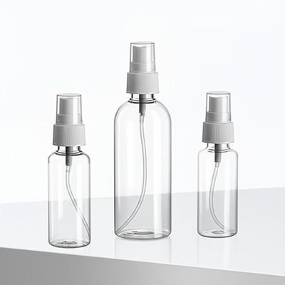 Uproszczone przechowywanie z plastikowymi butelkami i pompą rozpylającą